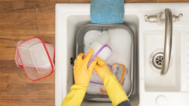 راهکاری های تمیز کردن ظروف پلاستیکی 